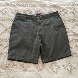 UNTUCKit Men's Olive Shorts